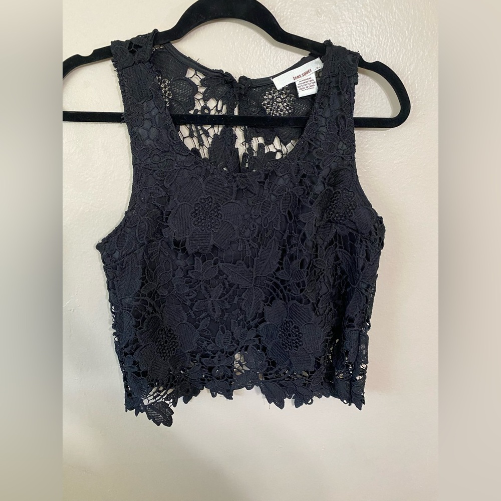 Sans Souci lace top button down back